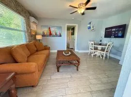 Sand Dollar Updated Kitchen Washer Dryer On River 1 Mile to Beach Sleeps 4