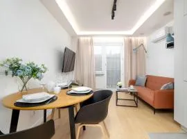 Stylish 2 Bedrooms Apartment with Air Conditioning Close to the City Center by Noclegi Renters