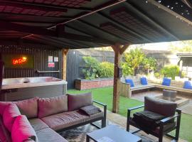 CHRISTMAS Woodlands Lodge & Hottub, lodge in Skegness