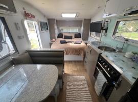 Gympie Luxury Caravan with ensuite bathroom, hotel v destinaci Tamaree