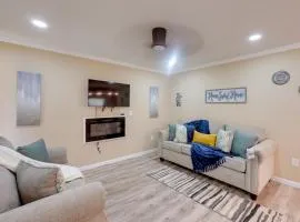 5 Mi to UAB: Group-Friendly Birmingham Retreat