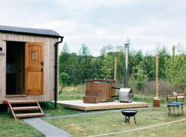 Shepherd's Huts in Barley Meadow at Spring Hill Farm, hotel in Oxford