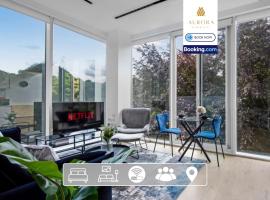 Stylish 2BDR Apartment With Cinema, Gym and Free Parking By Aurora WorkNest Short Lets & Serviced Accommodation London, hotel in Kew Bridge