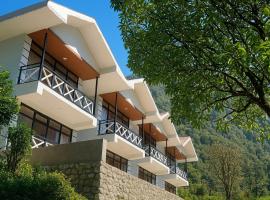 The Whispering Pines by Trekocity，拉沖的有停車位的飯店