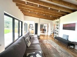 8BR Designer Home, HOT TUB and Lighthouse view!, hotel v destinaci Fethard on Sea