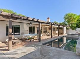 The Deserts Best Kept Secret by Navigate Stays, ξενοδοχείο σε Desert Groves Mobile Home Park