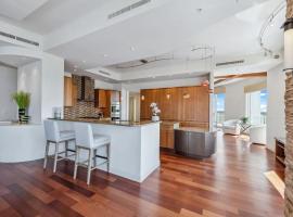 Penthouse In The Sky With Water Views, hotel in Naples