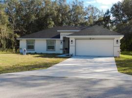 Modern 4BR Home with Wi-Fi & Garage Games, hotel v destinaci Ocala