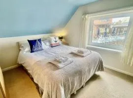 2Bed Maisonette-Sleeps 4-Balcony Sea views Wifi