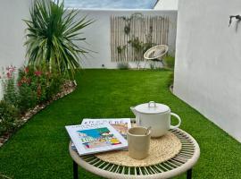 Les Villas du Bois, hotel met zwembaden in Le Bois-Plage-en-R&eacute;