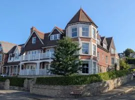 5 The Lookout - 2 bed apartment with parking, balcony & sea views