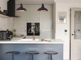 5 The Lookout - 2 bed apartment with parking, balcony & sea views