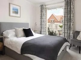 5 The Lookout - 2 bed apartment with parking, balcony & sea views