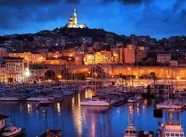 Yacht idéalement situé au coeur du Vieux-Port