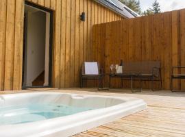 Forest Corner Luxury Apartment with Hot Tub，位于北巴拉胡利什的酒店