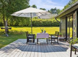 Charming Cottage Near Heatherhill With Jacuzzi, hotel em Rågeleje