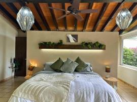 Casa Haru, Hermosa casa con alberca climatizada, jard&iacute;n, asador y tombling, capacidad para 14 personas, 5 rec&aacute;maras, 8 camas, 5 ba&ntilde;os estacionamiento para 4 autos, villa em Cuernavaca