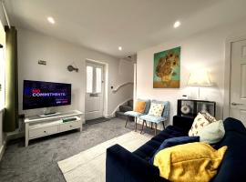 2 Bedroom House - Private Parking - Central, hotel v destinaci Sandbach