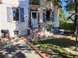 Gîte Villa Garona 6 pers avec billard proche Pyrénées, Hotel in Cazères