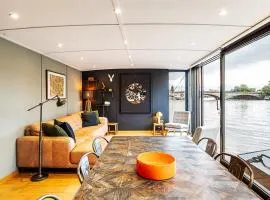 Stylish Thames Houseboat with Roof Terrace