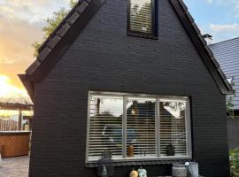 Het kleine huisje met Hottub, hotel in Emmen