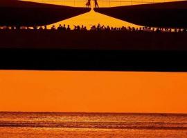 Atermis Regency Hillside Phu Quoc - Sea & Fireworks view- Gym & Pool Access, aparthotel em Duong Dong