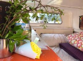 Airport small van for rest, camping en Perth