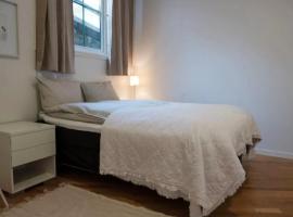 Cheap Room in The Heart of Brosundet, homestay in Ålesund