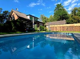 Villa in the forest of Amsterdam with Pool, Hotel in Velsen-Zuid