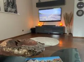 City Ferienwohnung SKYLINE - mit großem Balkon & XXL- Sofa für bis zu 4 Personen