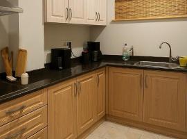 cozy Apartment at Fenessi, Westlands Nairobi, hotell i Nairobi