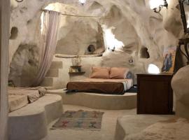 &eacute;chapp&eacute;e troglodyte unique, hotel con estacionamiento en Tūjān