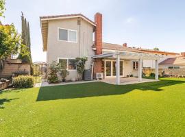 Spacious 4-bedroom house in tranquil Rowland Heights with City View, hotel in Rowland Heights