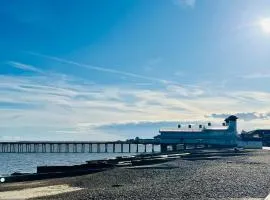 4-Bedroom House 5 mins to Beach & Parking