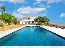 Exclusive villa with ocean and mountain views in San Miguel