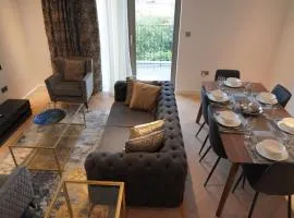 Stunning Morden Apartment Zone 3 Free Parking Prime location Sleeps Upto 6