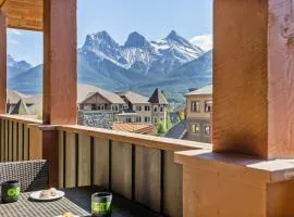 Spacious Rockies Escape near Banff Hot tub and Gym