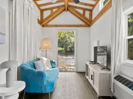 Breezy - Riverfront Tiny Home, King Bed, and Deck!