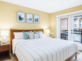 Exciting Rockies 1BR Escape with Hot Tub, Pool and BBQ，坎莫爾的飯店