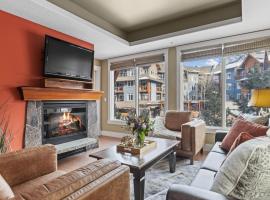 Mountain View Escape Sleeps 6 with Hot Tub and Pool, hotel sa Canmore