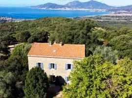 Maison de maître en pierre de 1831 avec vue sur la mer à Porticcio