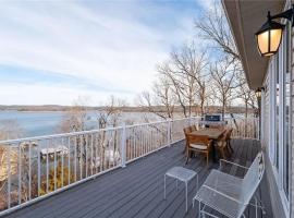 Lakeside Retreat - Large Deck & Game Room with Views โรงแรมในโรเจอร์ส