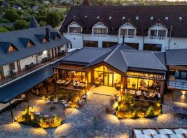 SV Hotel, Restaurant & Airport Parking, hotel en Todireşti