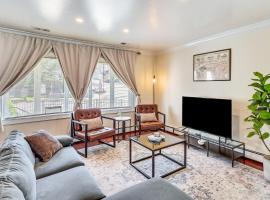 New York-Themed Home with Easy Transit to Manhattan, hotel en Fairview