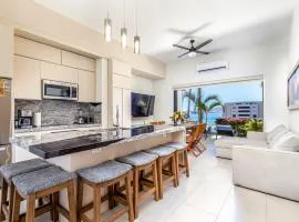 Beachfront luxury Condo w Pool