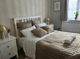 Cool 1-bedroom apartment in Aylesbury, hotel i Buckinghamshire