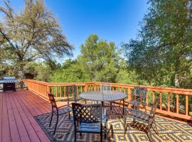 Viesnīca Game Room + Bar: Wooded Pine Mountain Lake Retreat pilsētā Grovlenda