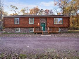 6BR Cabin w Fire Pit Game Room & Basketball，位于White Haven的酒店