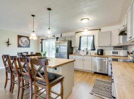 1 Mi to Shops & Cafes: Updated Cassville Home!, Hotel in Cassville