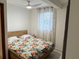 Maison f2 rouge, hotel in Saint-Leu